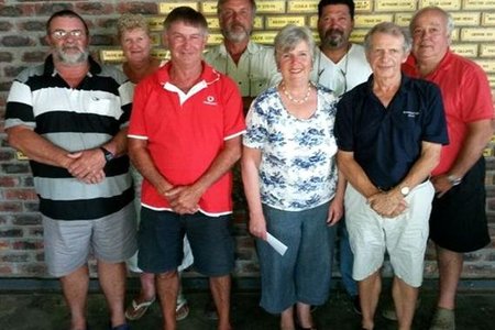 Die nuutverkose Bestuurskomitee van Pearly Beach Hengel- en Ontspanningsklub, met vlnr Fanie du Toit, Elize du Toit, Leon Vos, Willem Mathews, Isolde Smith, Fernando De Gouveia, Johan Coetzee en Mike Lamb